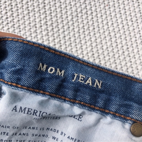 American Eagle Medium Wash High Waisted Mom Jeans Size 6s - Picture 2 of 5